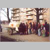 90-1043 Koenigsberg 1992. Geduldig warten die Russen auf ihren Wein. (Foto R.Hinz).jpg